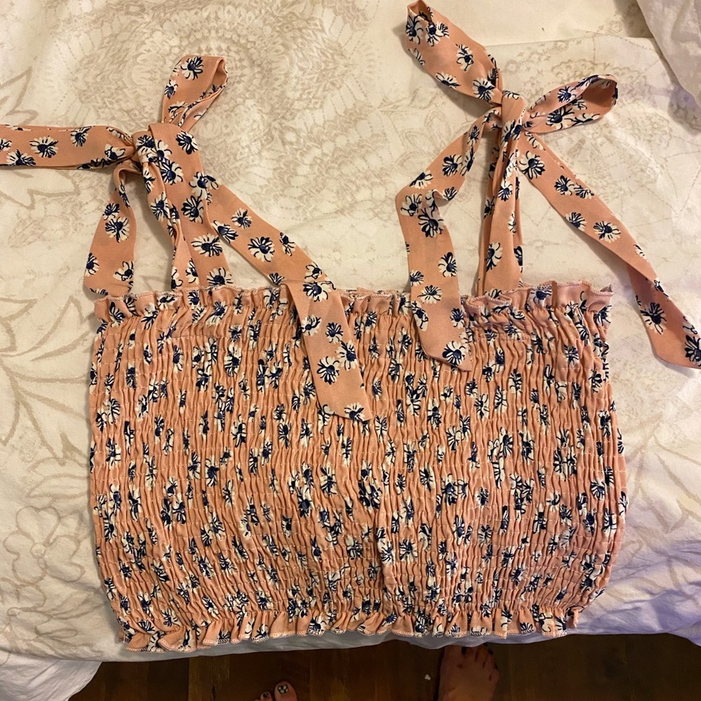 Cute flower tie crop!